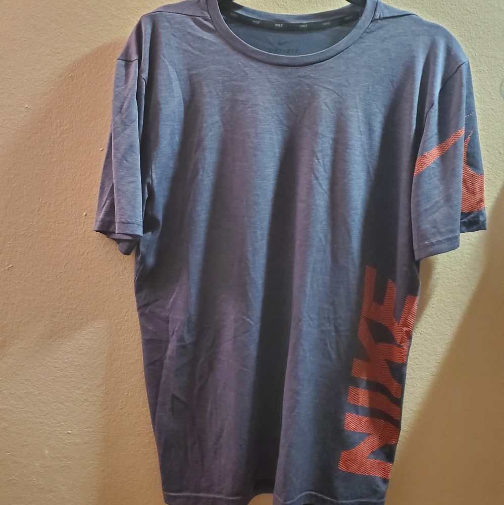 🌞 3/$15 Nike athletic tee